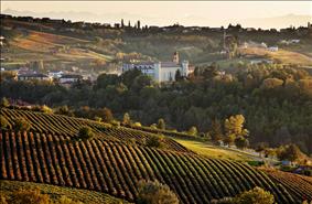 La provincia de Asti entre viñedos, iglesias rurales y castillos